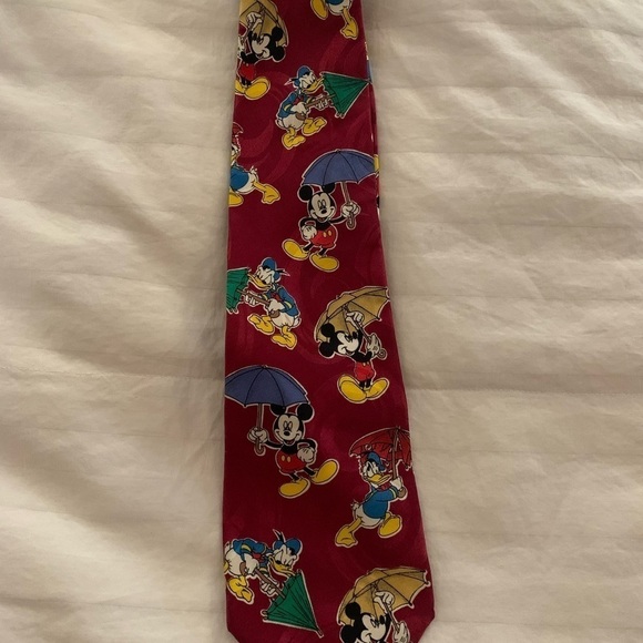 Micky Mouse & Donald Duck umbrella men’s vintage silk tie with red background - Picture 2 of 9